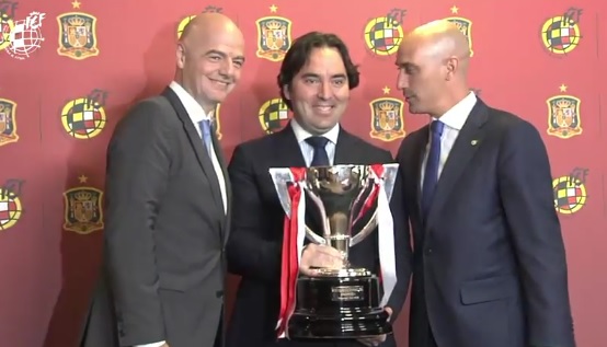 El Rayo Vallecano recibe el Trofeo de Campeón de Liga Unión Rayo