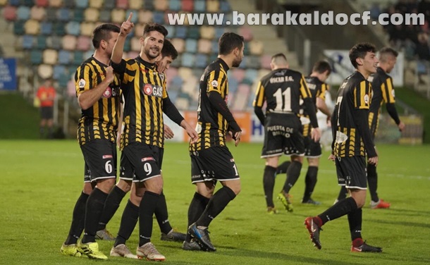 El Barakaldo C.F. celebra uno de sus goles ante el Irún.