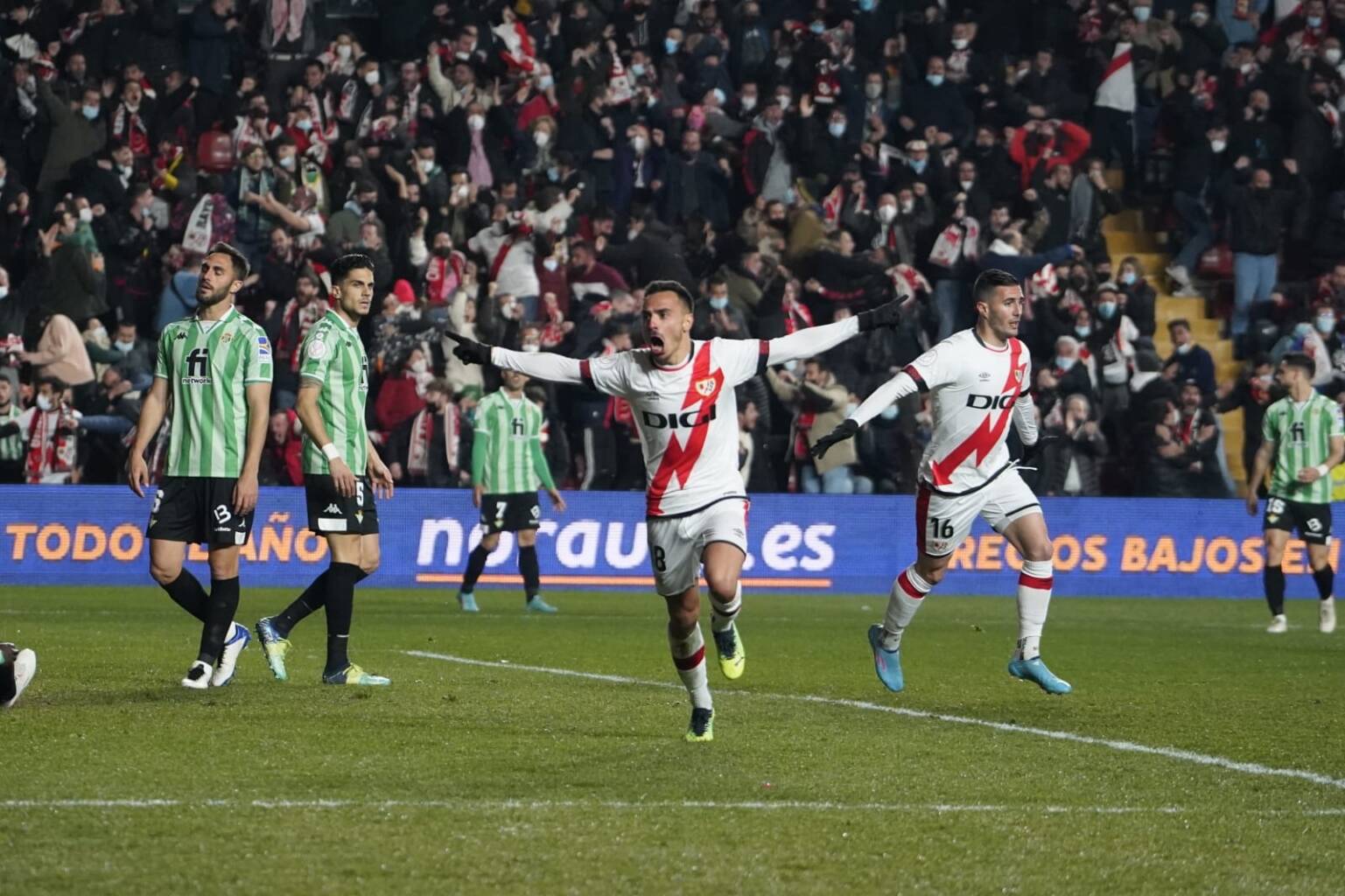 El gol de Álvaro García desató la locura e hizo retumbar en Vallecas - Unión  Rayo