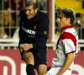 Dorado, en el Rayo, contra Zidane. GIL-IGNACIO