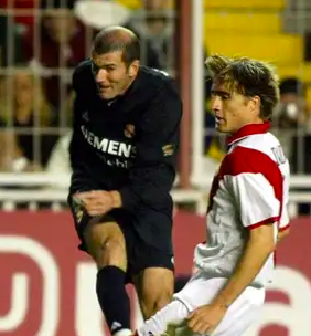 Dorado, en el Rayo, contra Zidane. GIL-IGNACIO